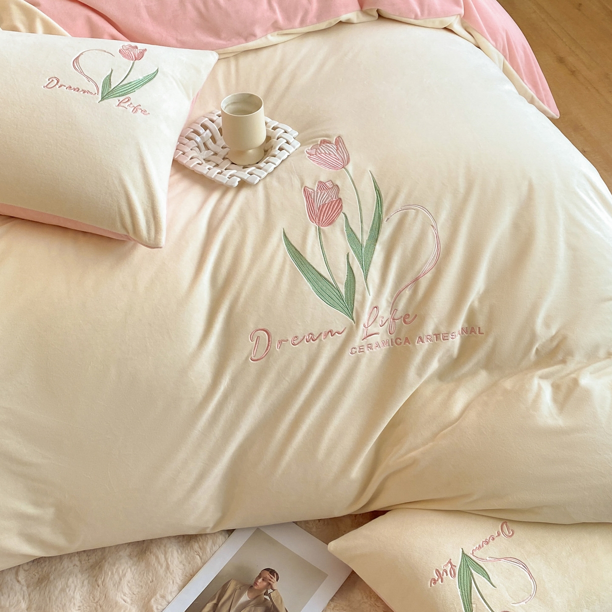 91家纺网 家纺一手货源 找家纺 如一 2025新款水晶绒双拼刺绣牛奶绒单品被套 郁金香-奶白粉