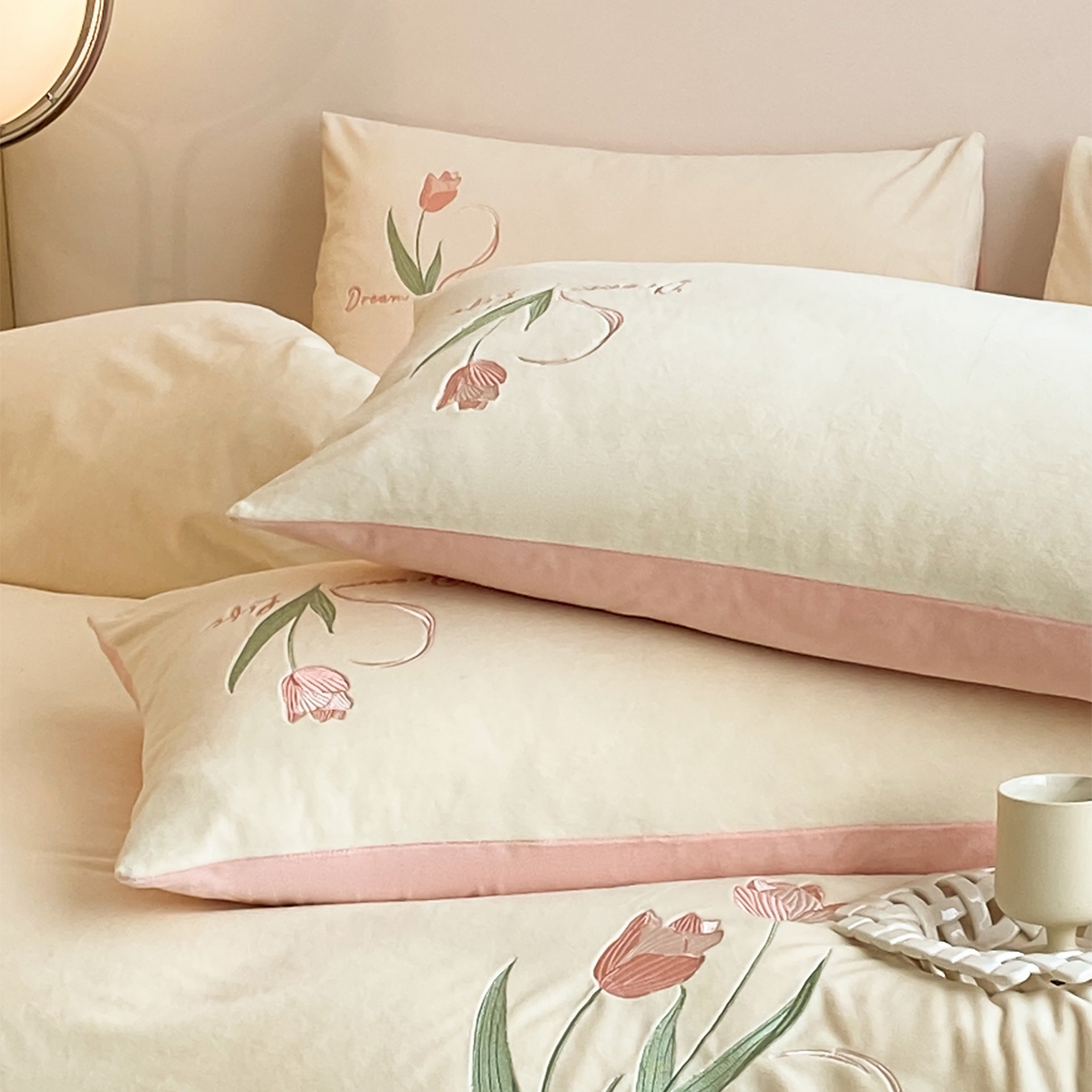 91家纺网 家纺一手货源 找家纺 如一 2025新款水晶绒双拼刺绣牛奶绒单品被套 郁金香-奶白粉