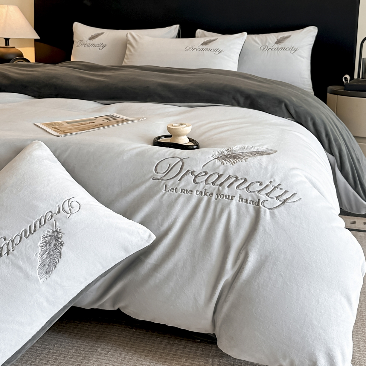 91家纺网 家纺一手货源 找家纺 如一 2025新款水晶绒双拼刺绣牛奶绒单品被套 轻羽-典雅灰