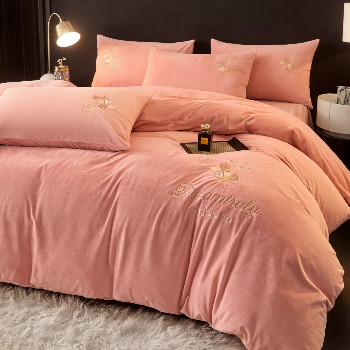 91家纺网 家纺一手货源 找家纺 如一 2025新款水晶绒双拼刺绣牛奶绒单品被套 银杏-浅豆沙