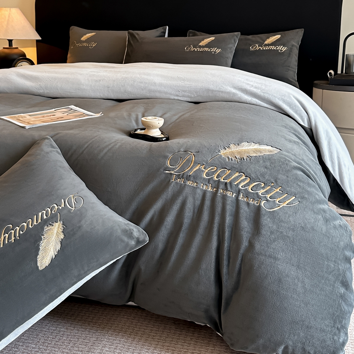 91家纺网 家纺一手货源 找家纺 如一 2025新款水晶绒双拼刺绣牛奶绒单品被套 轻羽-深灰银