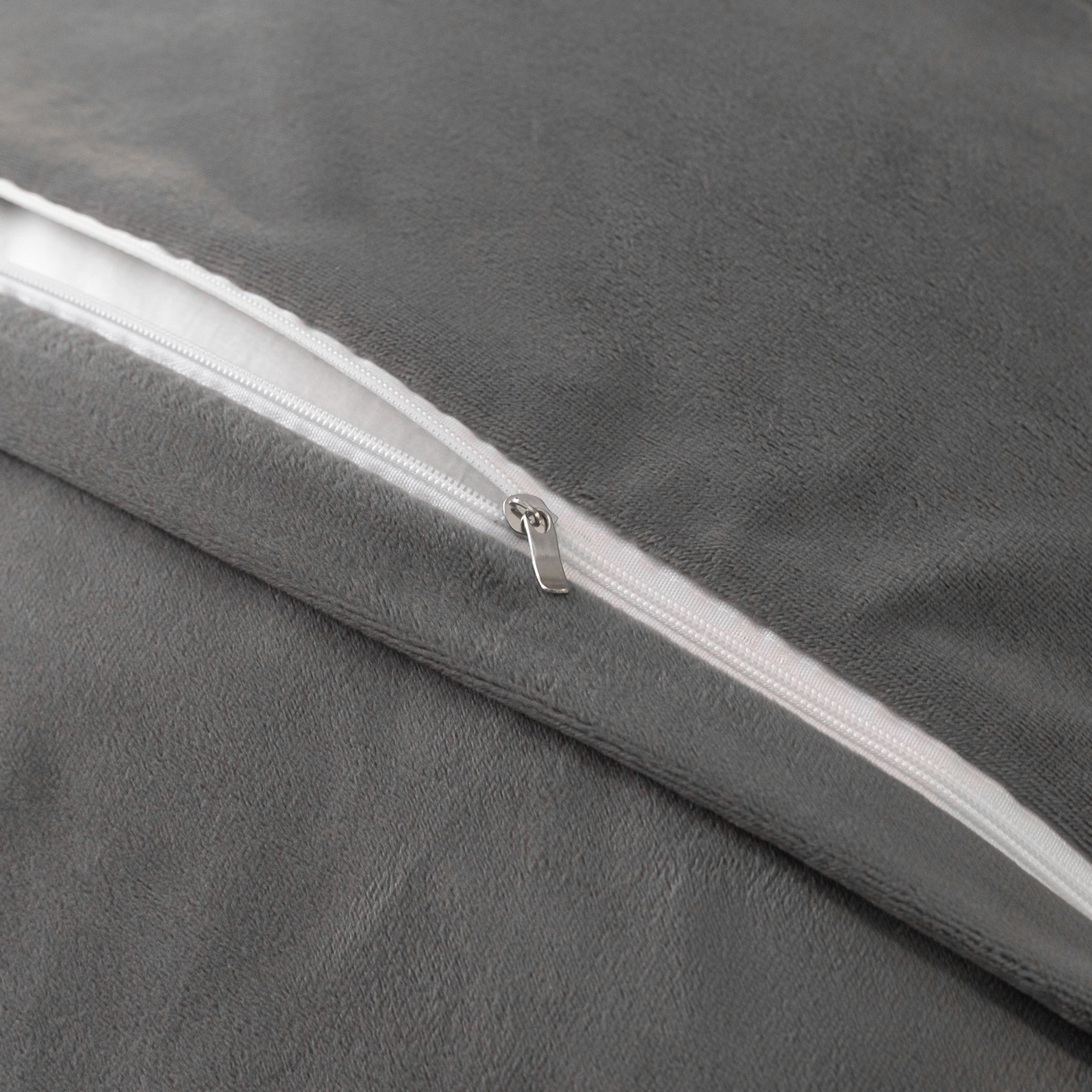 91家纺网 家纺一手货源 找家纺 如一 2025新款水晶绒双拼刺绣牛奶绒单品被套 轻羽-高级灰