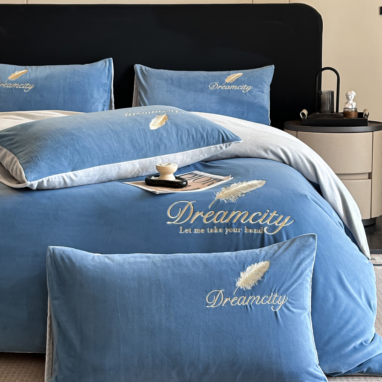 91家纺网 家纺一手货源 找家纺 如一 2025新款水晶绒双拼刺绣牛奶绒单品被套 轻羽-雾蓝灰