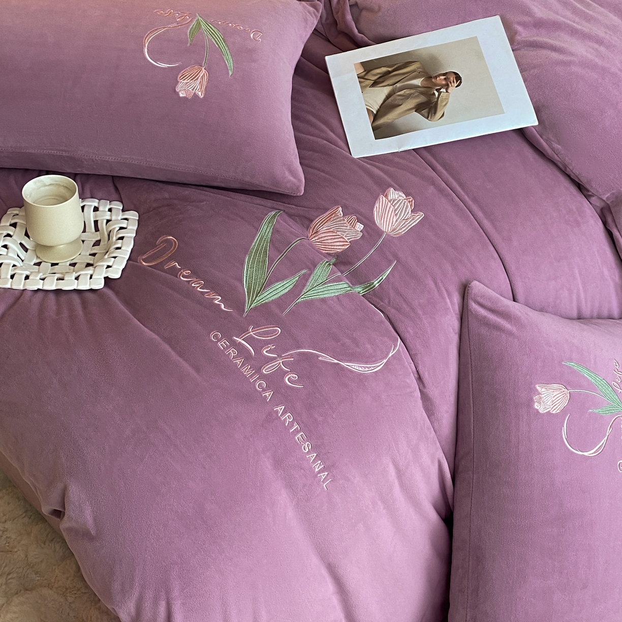 91家纺网 家纺一手货源 找家纺 如一 2025新款水晶绒双拼刺绣牛奶绒单品被套 郁金香-安娜紫