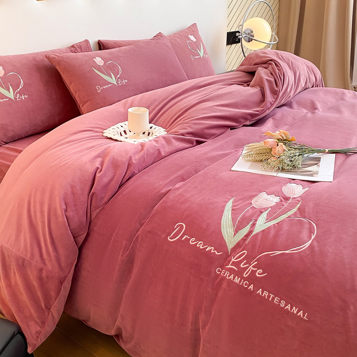 91家纺网 家纺一手货源 找家纺 如一 2025新款水晶绒双拼刺绣牛奶绒单品被套 郁金香-胭脂粉