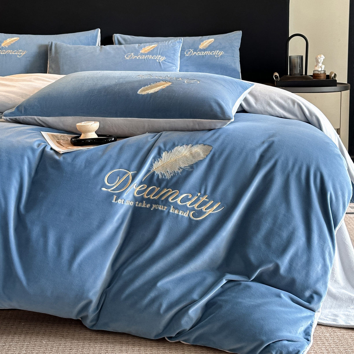 91家纺网 家纺一手货源 找家纺 如一 2025新款水晶绒双拼刺绣牛奶绒单品被套 轻羽-雾蓝灰