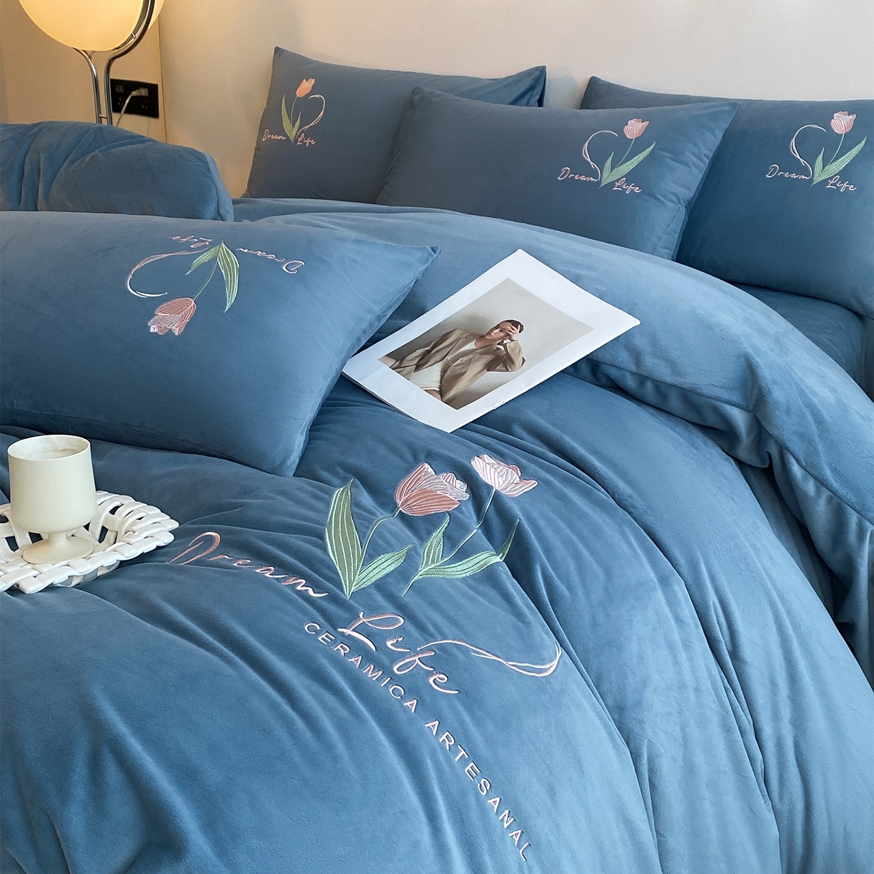 91家纺网 家纺一手货源 找家纺 如一 2025新款水晶绒双拼刺绣牛奶绒单品被套 郁金香-宾利蓝