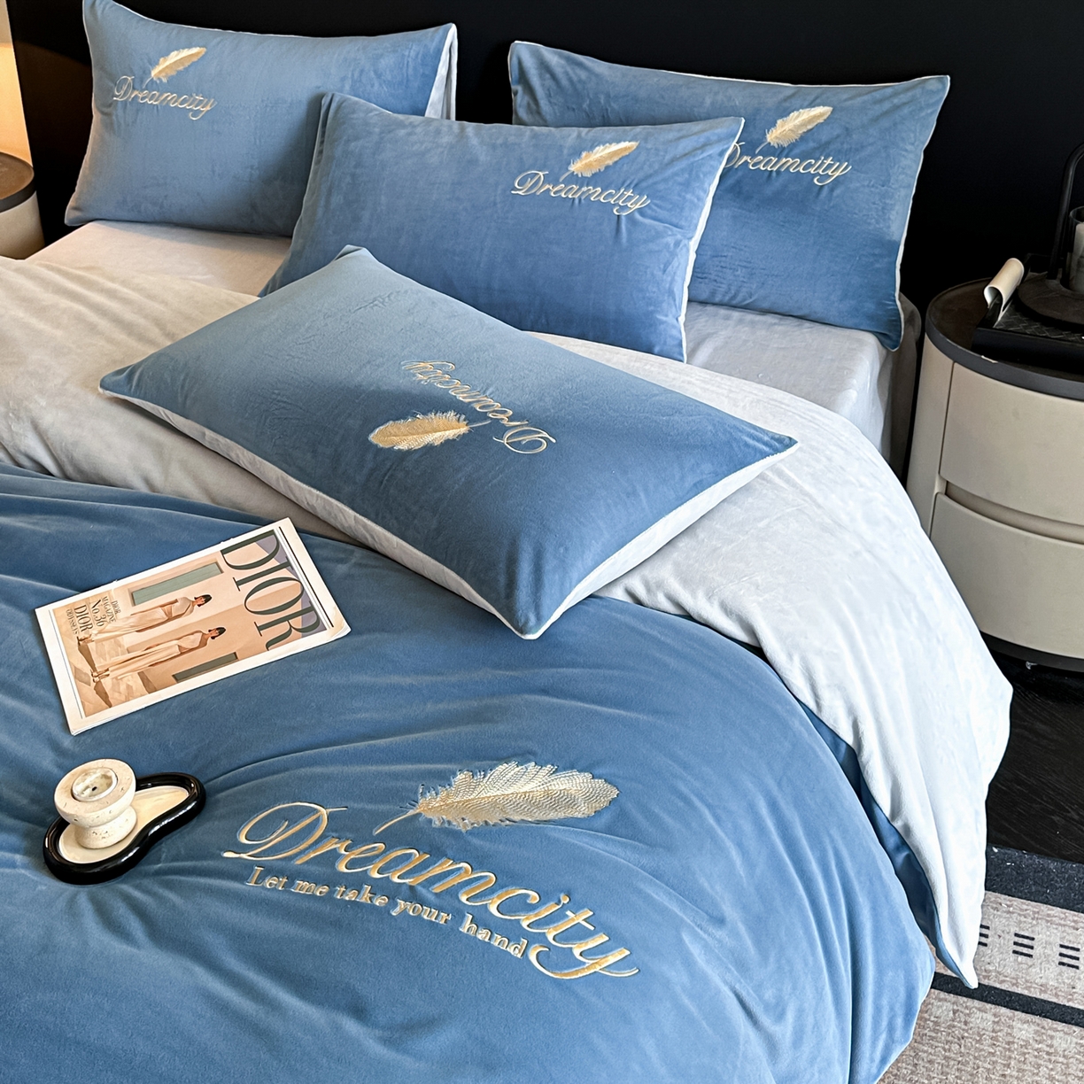 91家纺网 家纺一手货源 找家纺 如一 2025新款水晶绒双拼刺绣牛奶绒单品被套 轻羽-雾蓝灰