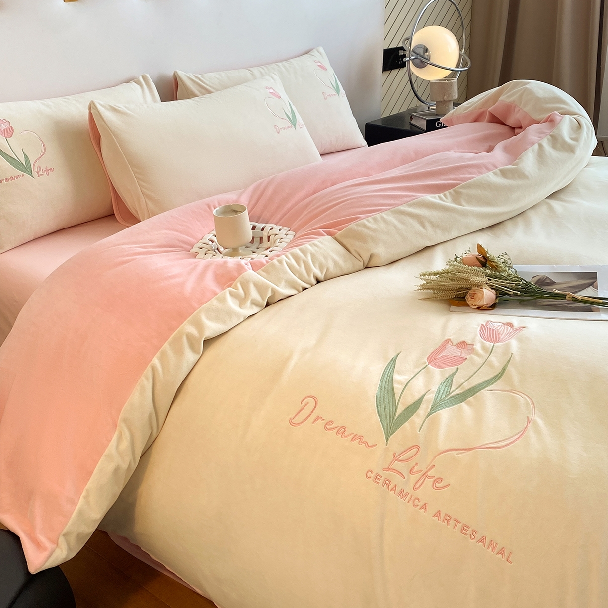 91家纺网 家纺一手货源 找家纺 如一 2025新款水晶绒双拼刺绣牛奶绒单品被套 郁金香-奶白粉