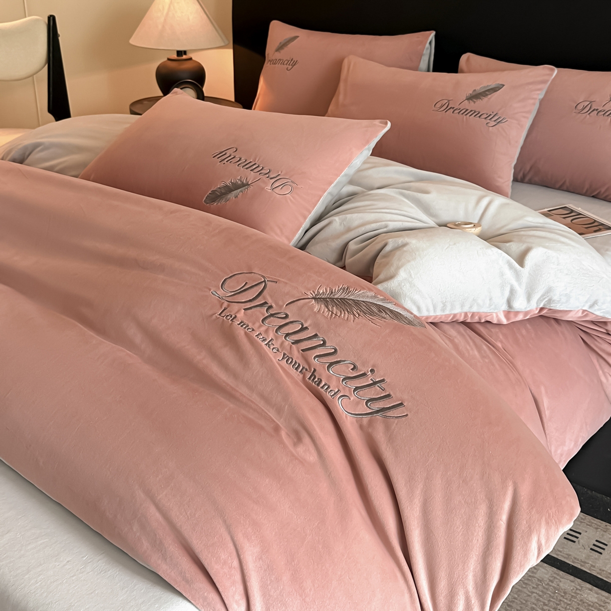 91家纺网 家纺一手货源 找家纺 如一 2025新款水晶绒双拼刺绣牛奶绒单品被套 轻羽-豆沙灰