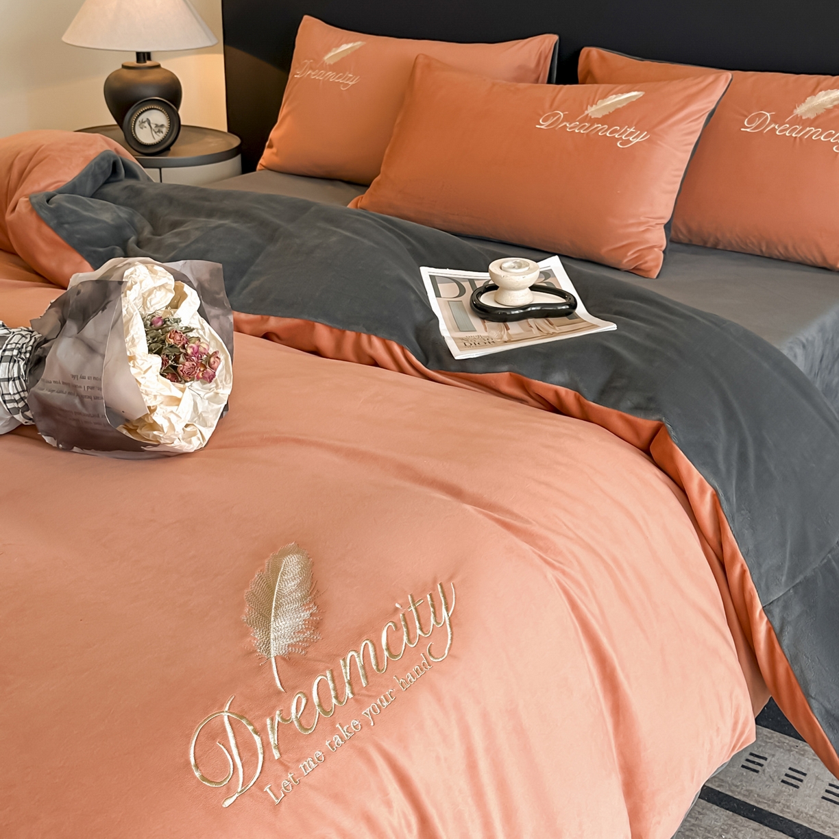 91家纺网 家纺一手货源 找家纺 如一 2025新款水晶绒双拼刺绣牛奶绒单品被套 轻羽-落日橙