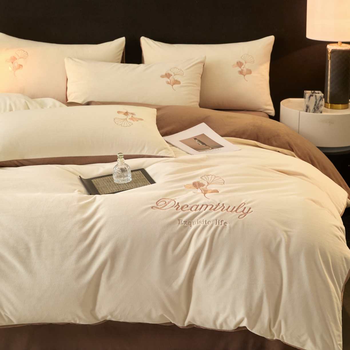 91家纺网 家纺一手货源 找家纺 如一 2025新款水晶绒双拼刺绣牛奶绒单品被套 银杏-奶白咖