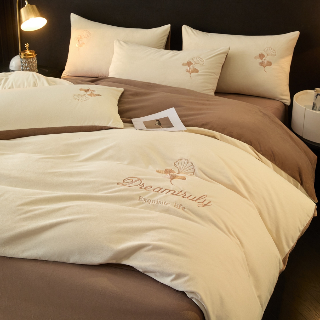 91家纺网 家纺一手货源 找家纺 如一 2025新款水晶绒双拼刺绣牛奶绒单品被套 银杏-奶白咖