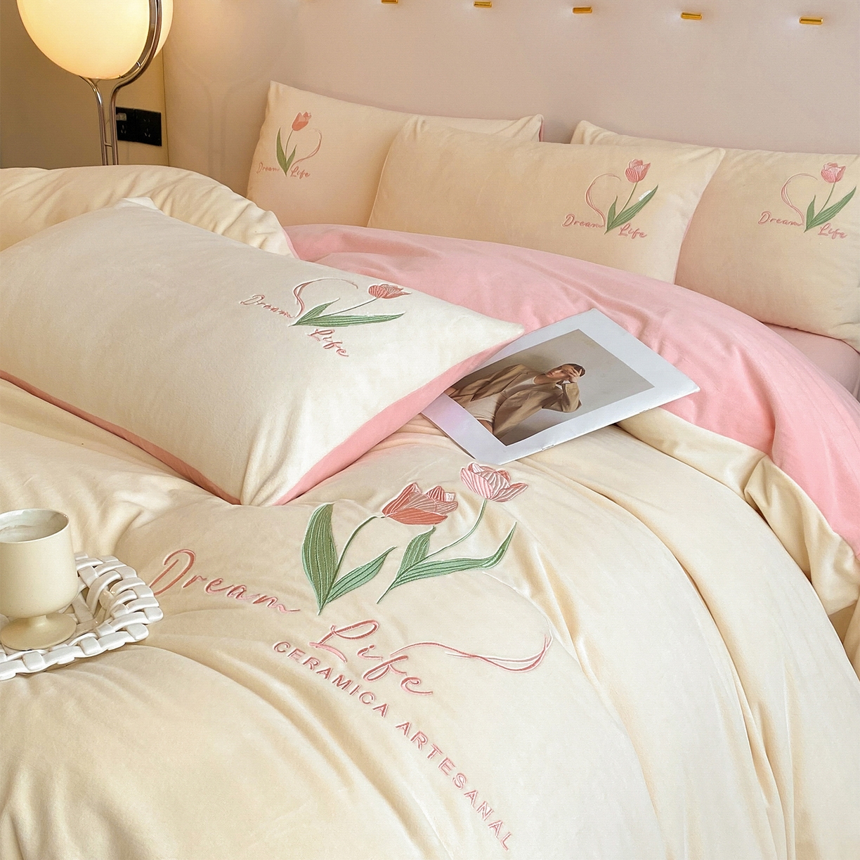 91家纺网 家纺一手货源 找家纺 如一 2025新款水晶绒双拼刺绣牛奶绒单品被套 郁金香-奶白粉