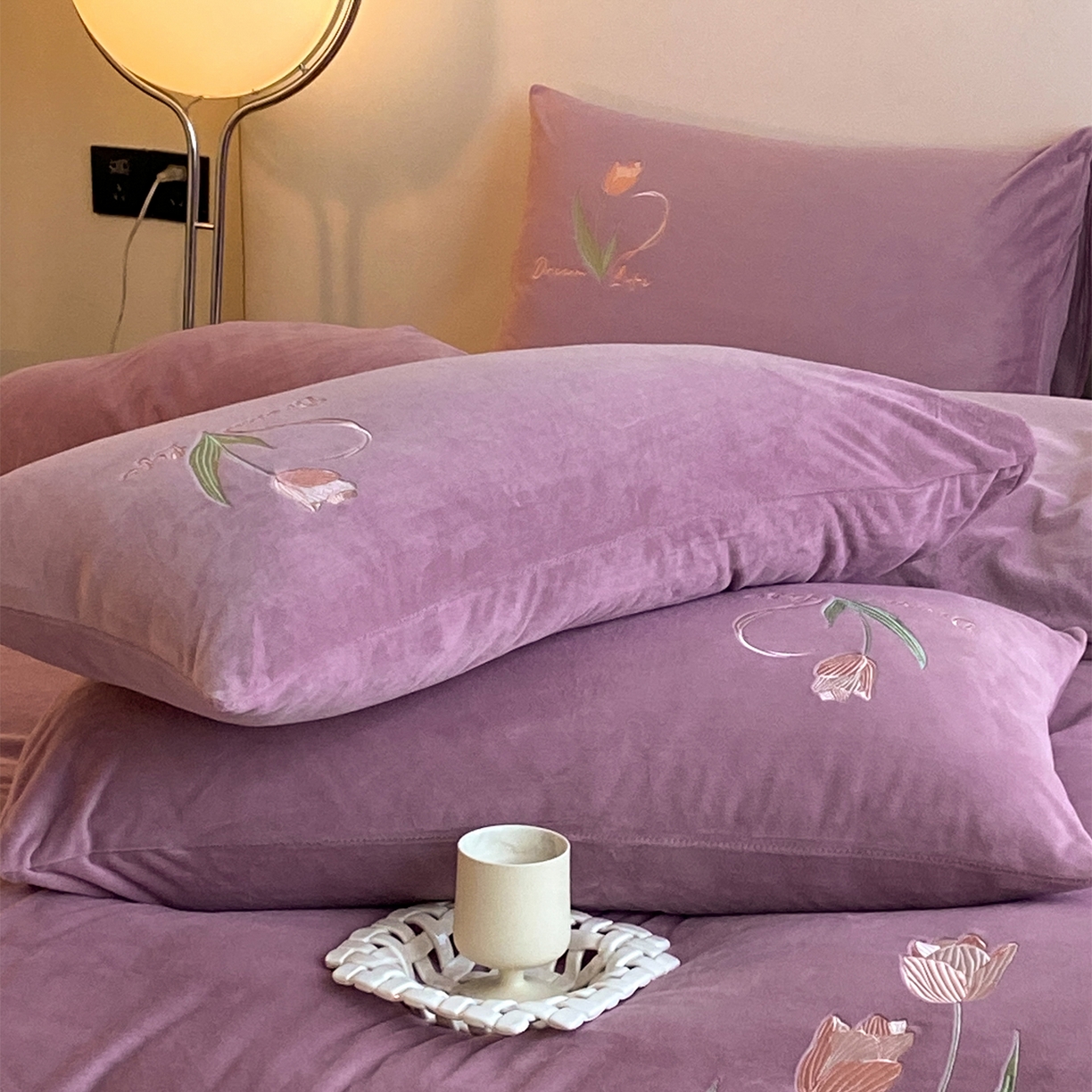 91家纺网 家纺一手货源 找家纺 如一 2025新款水晶绒双拼刺绣牛奶绒单品被套 郁金香-安娜紫