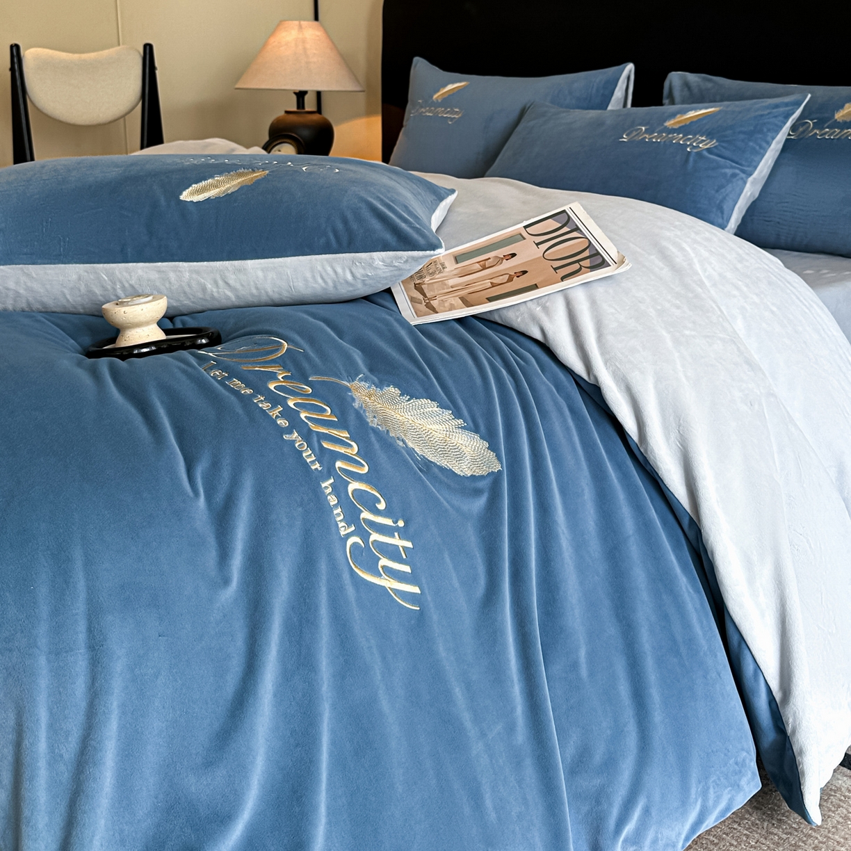 91家纺网 家纺一手货源 找家纺 如一 2025新款水晶绒双拼刺绣牛奶绒单品被套 轻羽-雾蓝灰