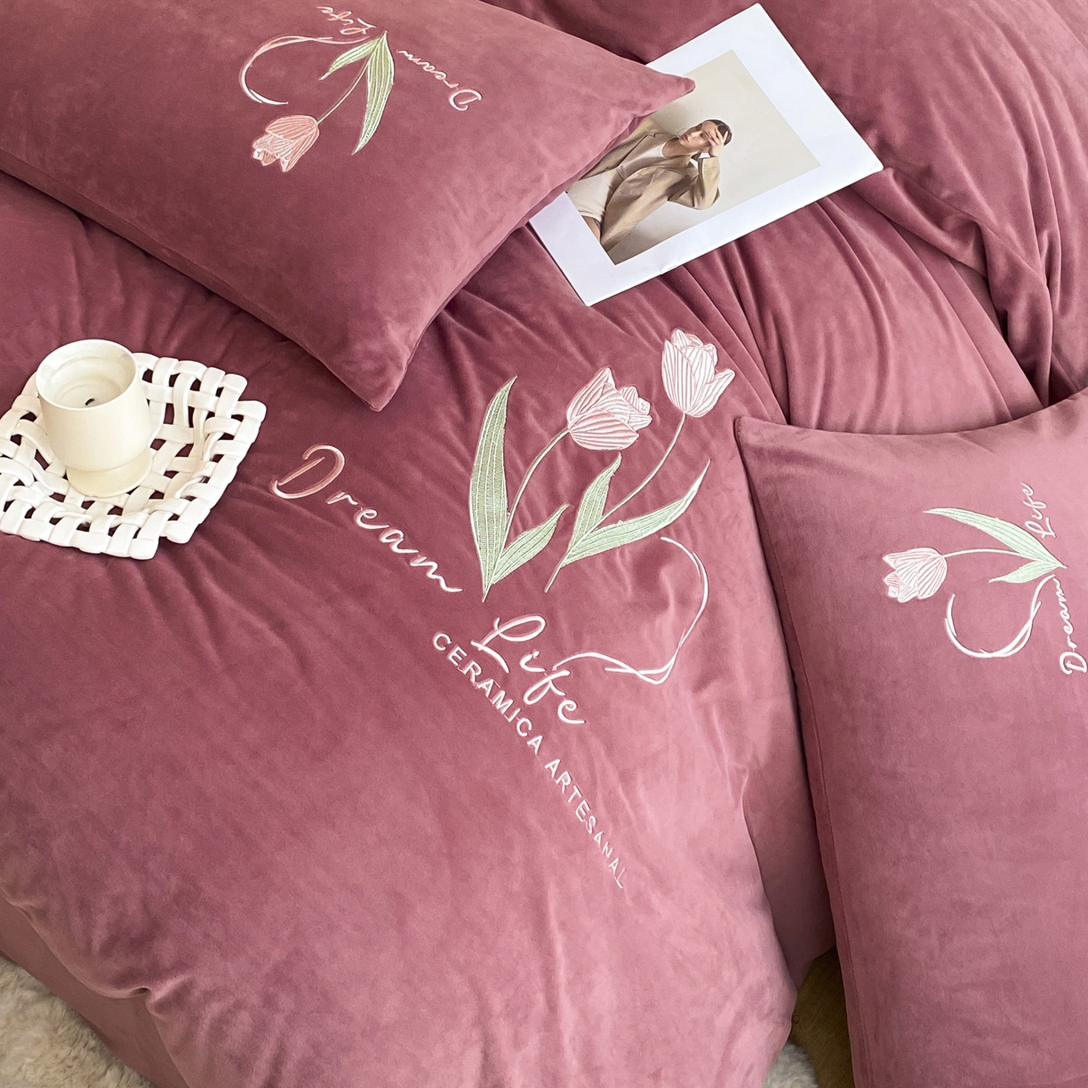 91家纺网 家纺一手货源 找家纺 如一 2025新款水晶绒双拼刺绣牛奶绒单品被套 郁金香-胭脂粉