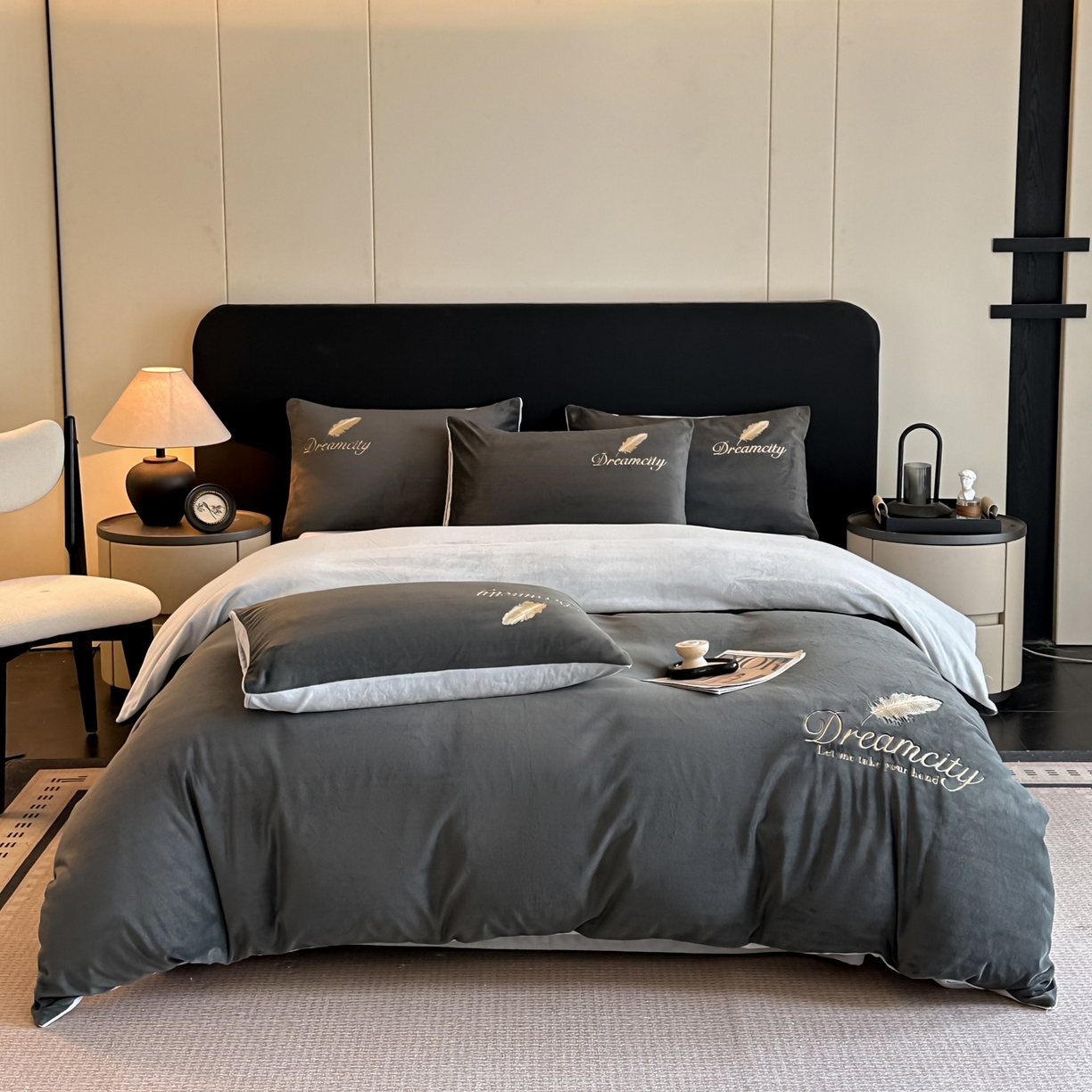 91家纺网 家纺一手货源 找家纺 如一 2025新款水晶绒双拼刺绣牛奶绒单品被套 轻羽-深灰银