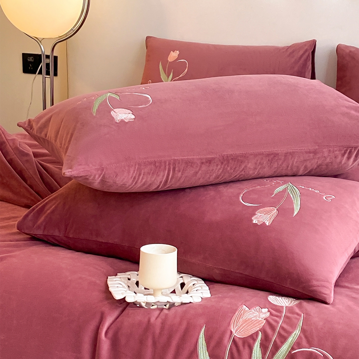 91家纺网 家纺一手货源 找家纺 如一 2025新款水晶绒双拼刺绣牛奶绒单品被套 郁金香-胭脂粉