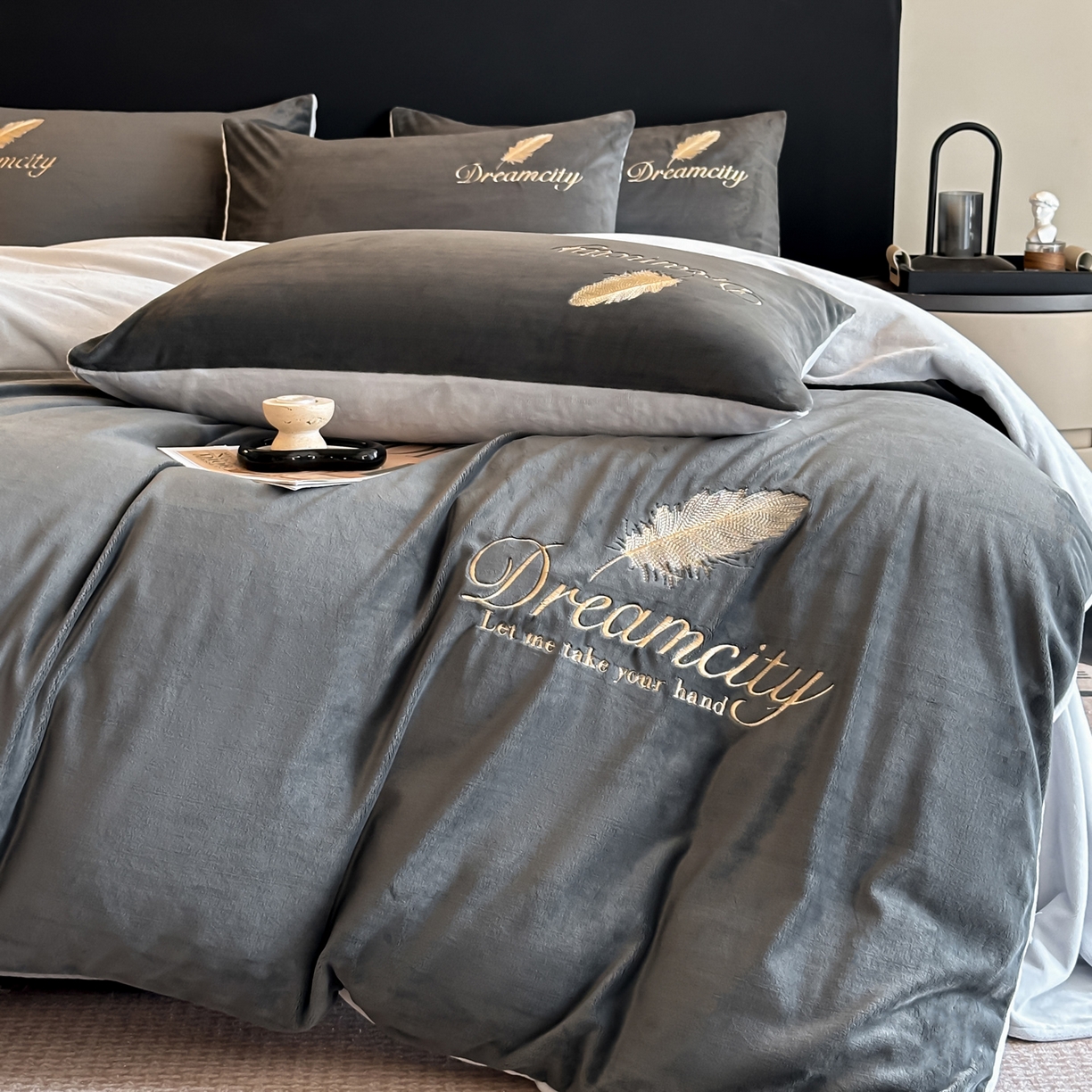 91家纺网 家纺一手货源 找家纺 如一 2025新款水晶绒双拼刺绣牛奶绒单品被套 轻羽-深灰银