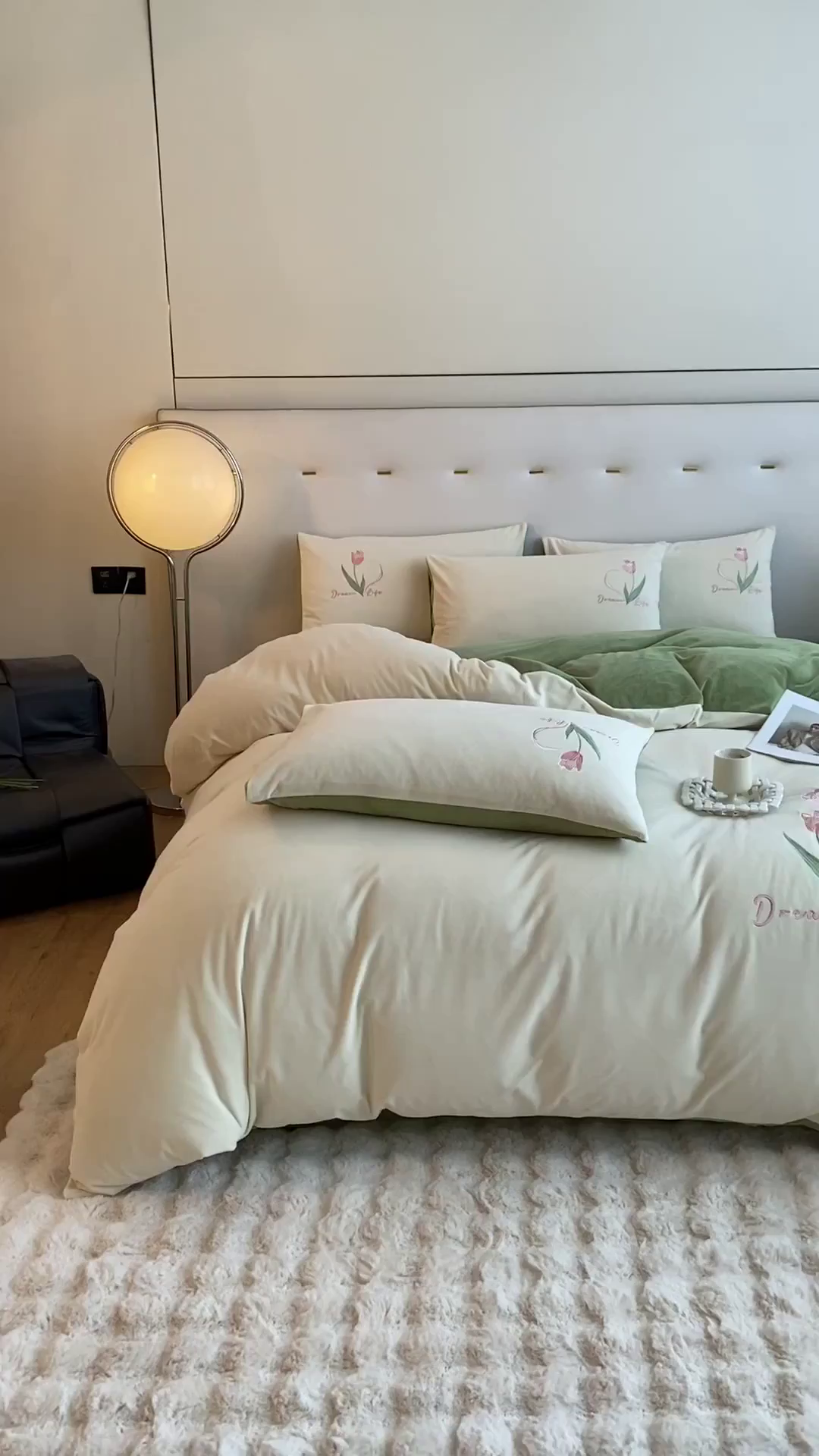 91家纺网 家纺一手货源 找家纺 如一 2025新款水晶绒双拼刺绣牛奶绒单品被套 郁金香-奶白绿