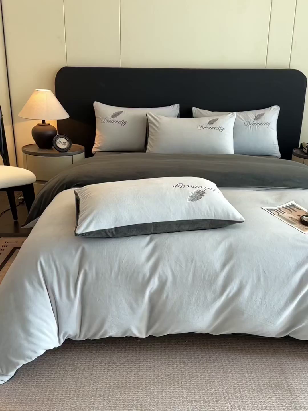 91家纺网 家纺一手货源 找家纺 如一 2025新款水晶绒双拼刺绣牛奶绒单品被套 轻羽-典雅灰