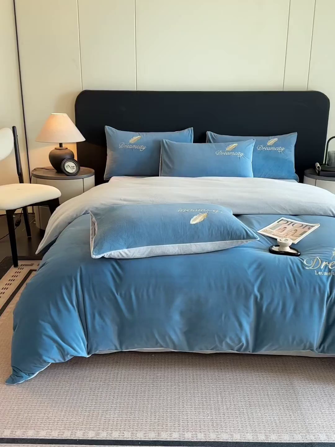 91家纺网 家纺一手货源 找家纺 如一 2025新款水晶绒双拼刺绣牛奶绒单品被套 轻羽-雾蓝灰