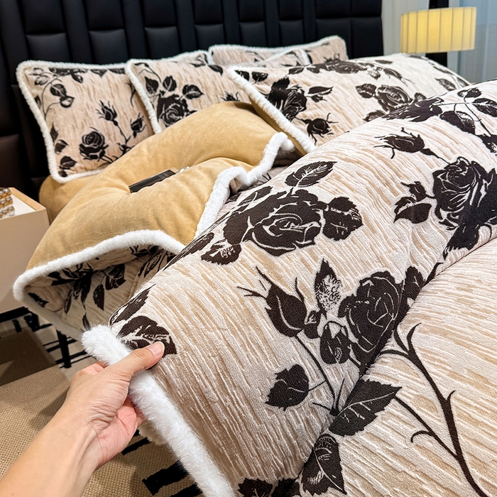 91家纺网 家纺一手货源 找家纺 ME/ERA HOME寐时代 2025新款牛奶绒8.5斤立体雕花兔毛绒包边四件套 古韵花香