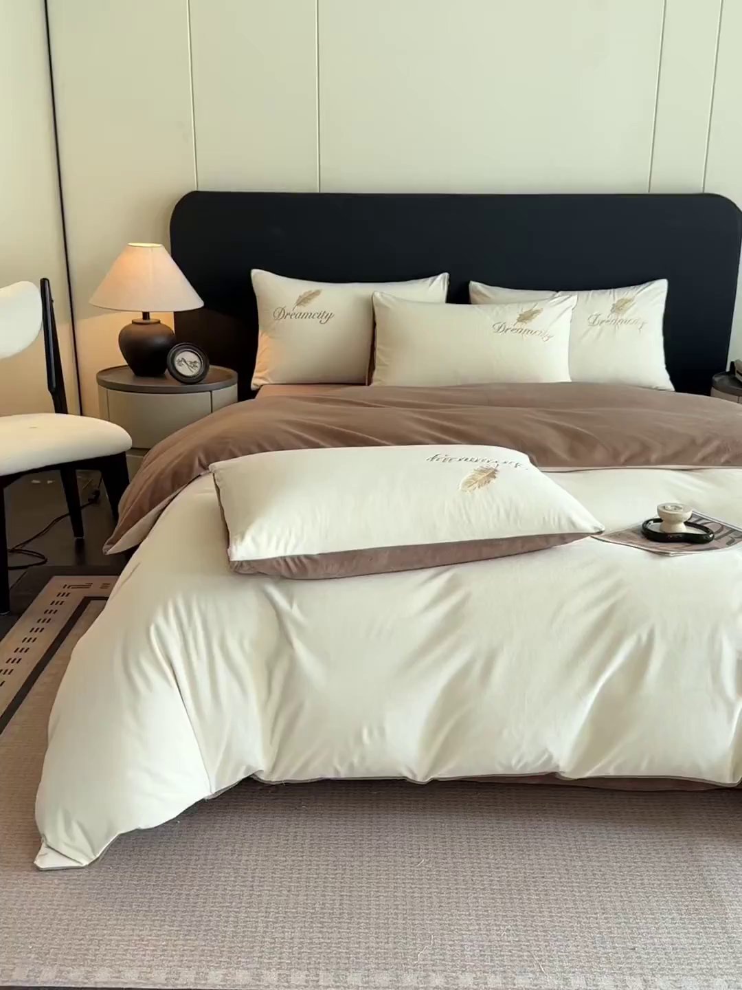 91家纺网 家纺一手货源 找家纺 如一 2025新款水晶绒双拼刺绣牛奶绒单品被套 轻羽-奶白咖