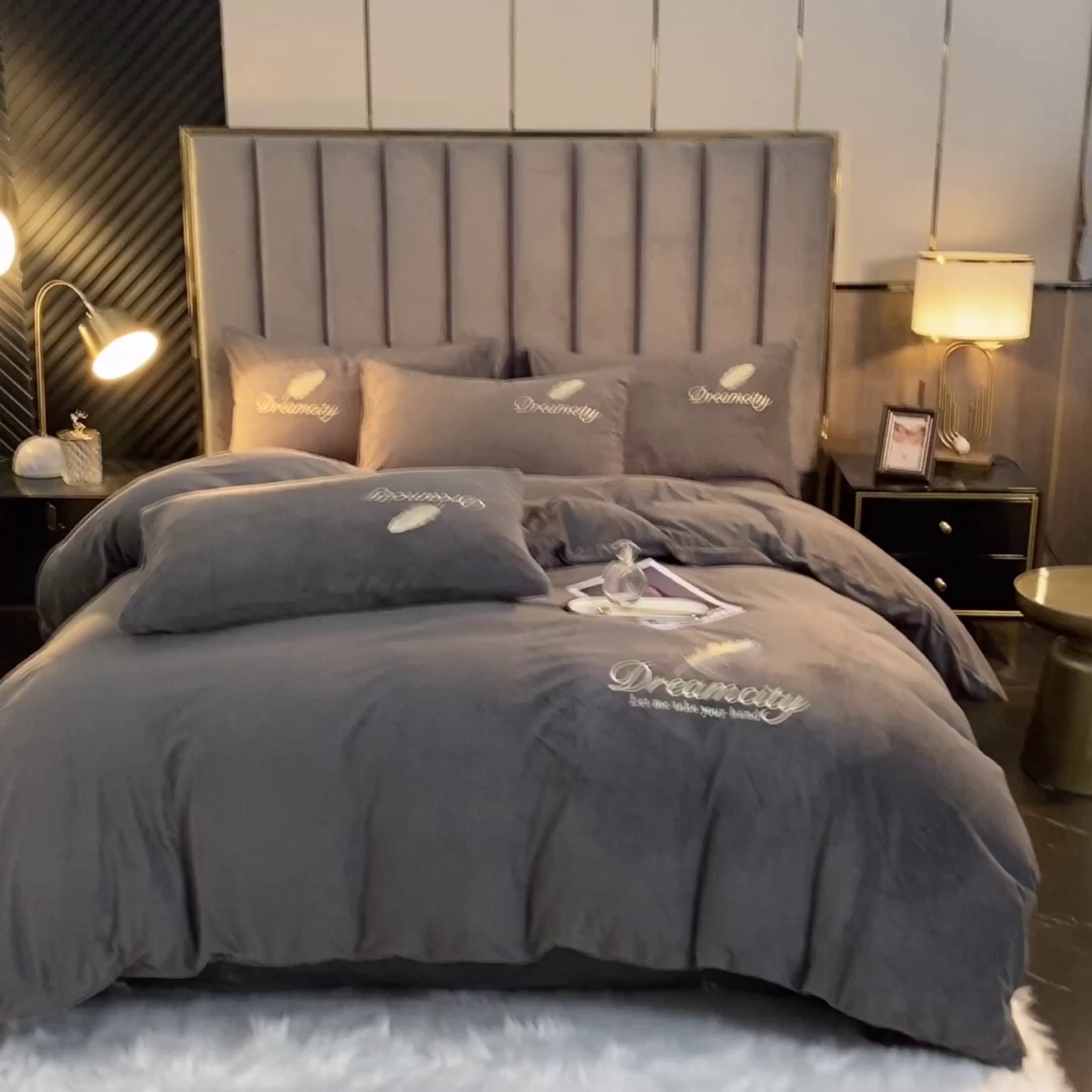 91家纺网 家纺一手货源 找家纺 如一 2025新款水晶绒双拼刺绣牛奶绒单品被套 轻羽-高级灰