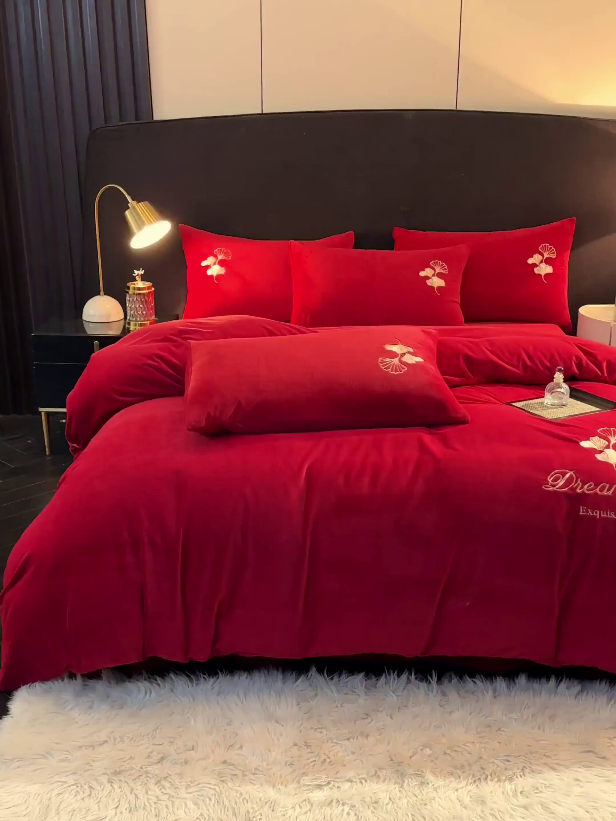 91家纺网 家纺一手货源 找家纺 如一 2025新款水晶绒双拼刺绣牛奶绒单品被套 银杏-中国红