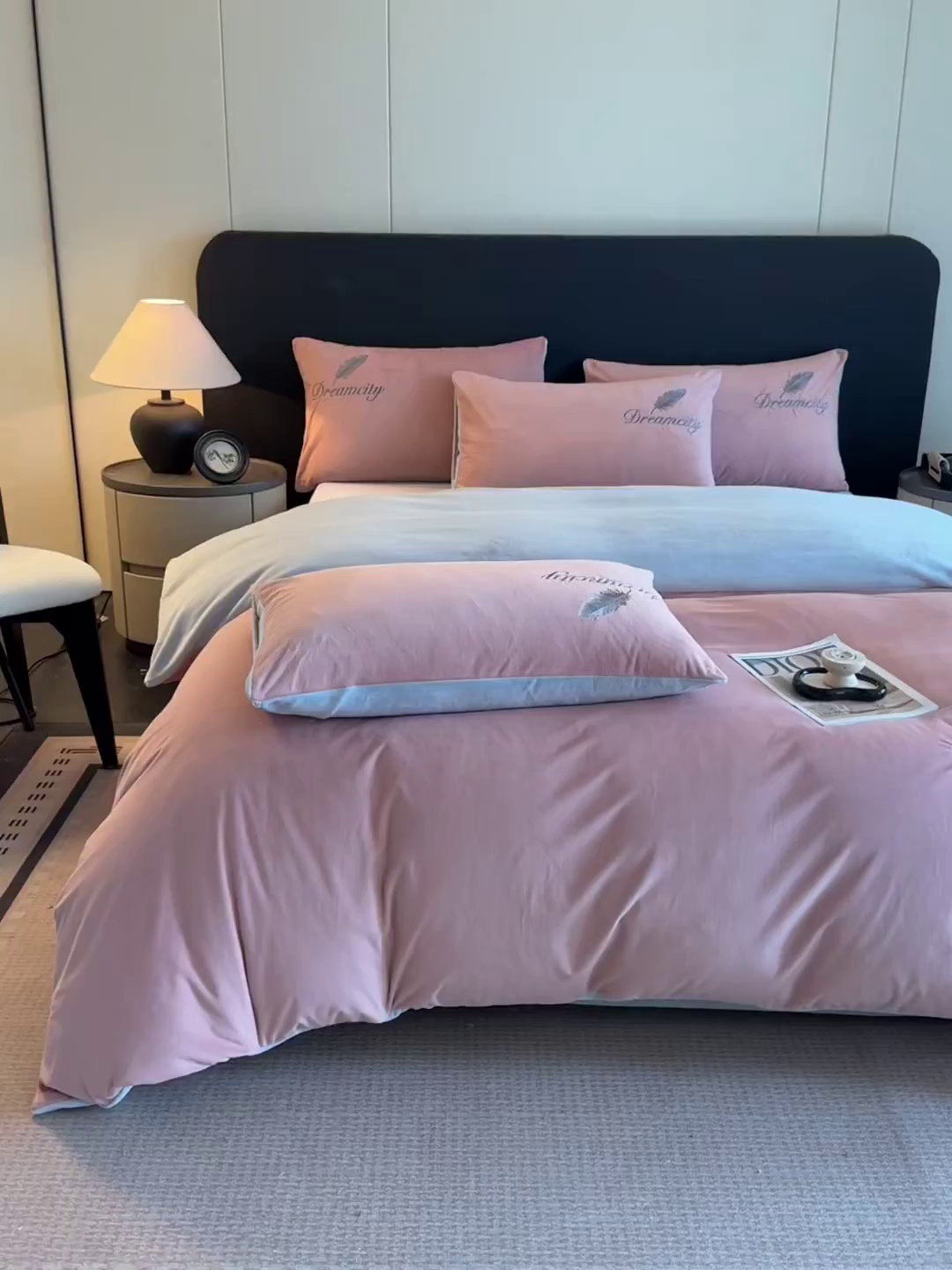 91家纺网 家纺一手货源 找家纺 如一 2025新款水晶绒双拼刺绣牛奶绒单品被套 轻羽-豆沙灰