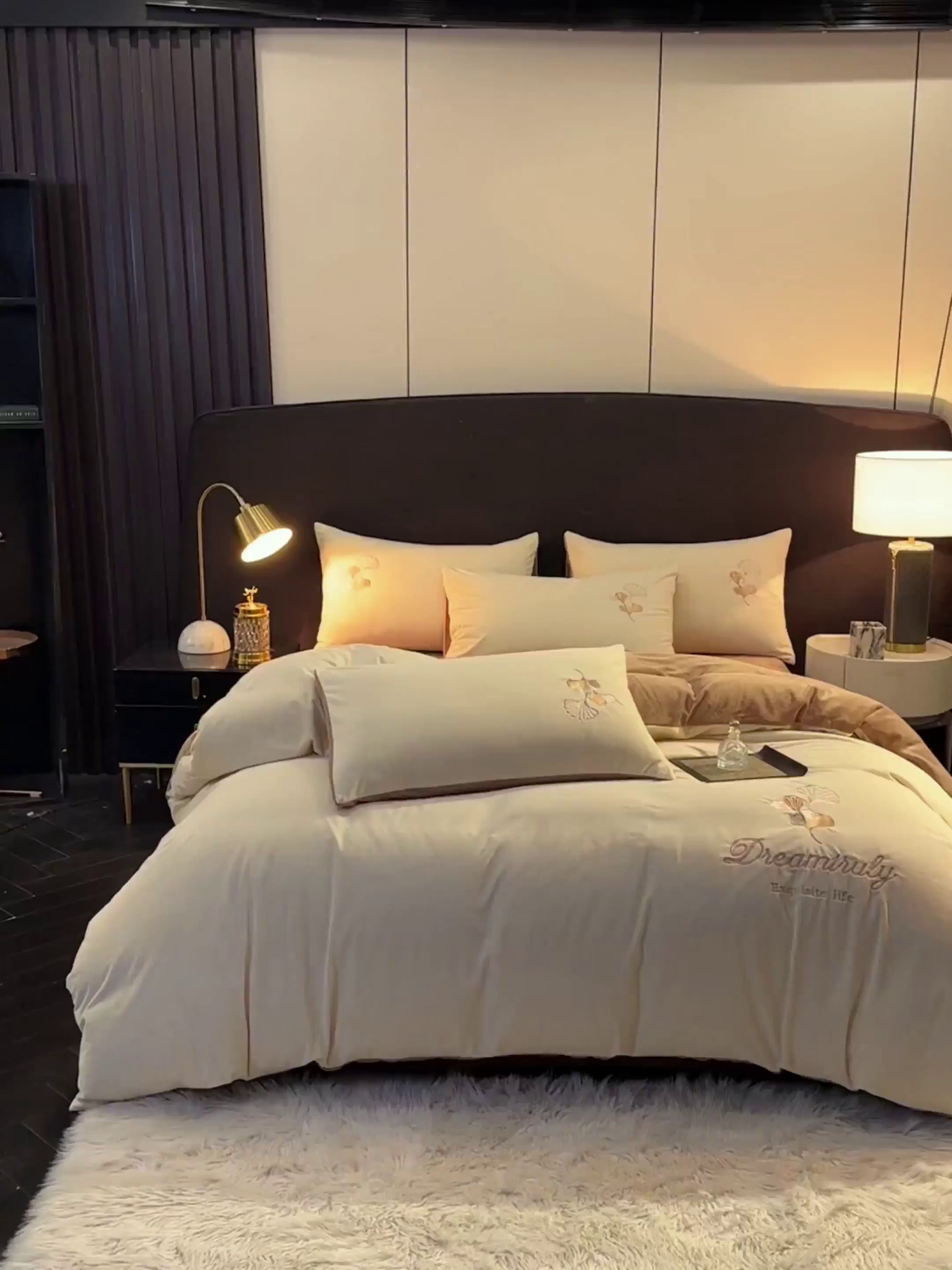 91家纺网 家纺一手货源 找家纺 如一 2025新款水晶绒双拼刺绣牛奶绒单品被套 银杏-奶白咖