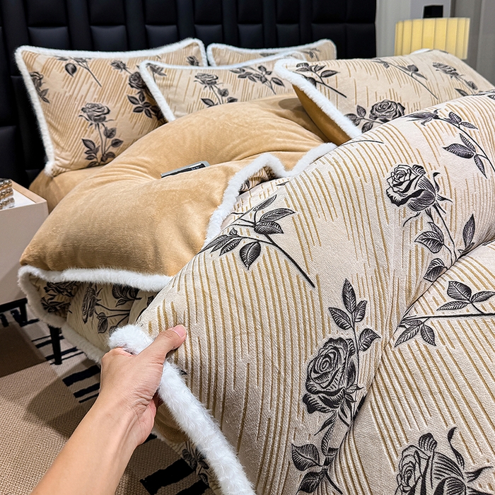 91家纺网 家纺一手货源 找家纺 ME/ERA HOME寐时代 2025新款牛奶绒8.5斤立体雕花兔毛绒包边四件套 水墨玫瑰