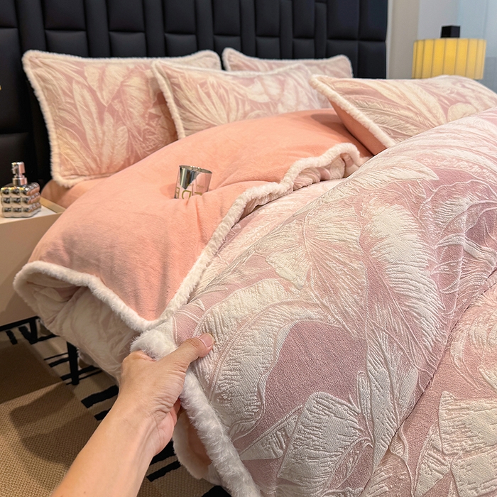 91家纺网 家纺一手货源 找家纺 ME/ERA HOME寐时代 2025新款牛奶绒8.5斤立体雕花兔毛绒包边四件套 仲夏浪漫