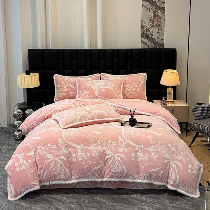 91家纺网 家纺一手货源 找家纺 ME/ERA HOME寐时代 2025新款牛奶绒8.5斤立体雕花兔毛绒包边四件套 彩带飘飘