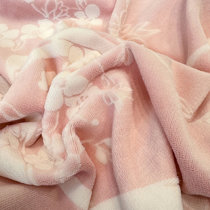 91家纺网 家纺一手货源 找家纺 ME/ERA HOME寐时代 2025新款牛奶绒8.5斤立体雕花兔毛绒包边四件套 彩带飘飘