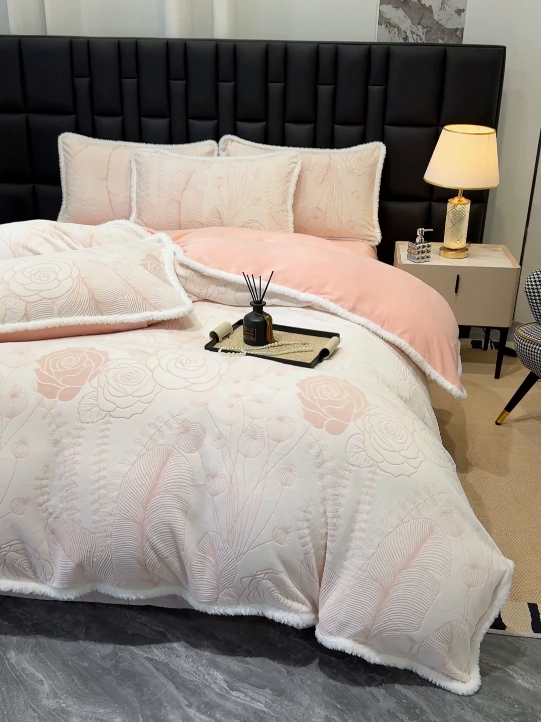 91家纺网 家纺一手货源 找家纺 ME/ERA HOME寐时代 2025新款牛奶绒8.5斤立体雕花兔毛绒包边四件套 繁花朵朵