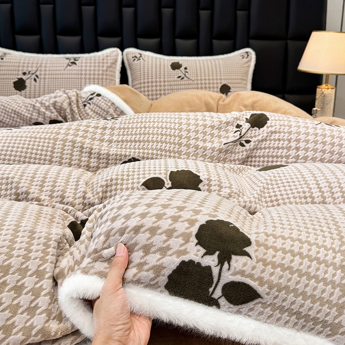 91家纺网 家纺一手货源 找家纺 ME/ERA HOME寐时代 2025新款牛奶绒8.5斤立体雕花兔毛绒包边四件套 格韵经典