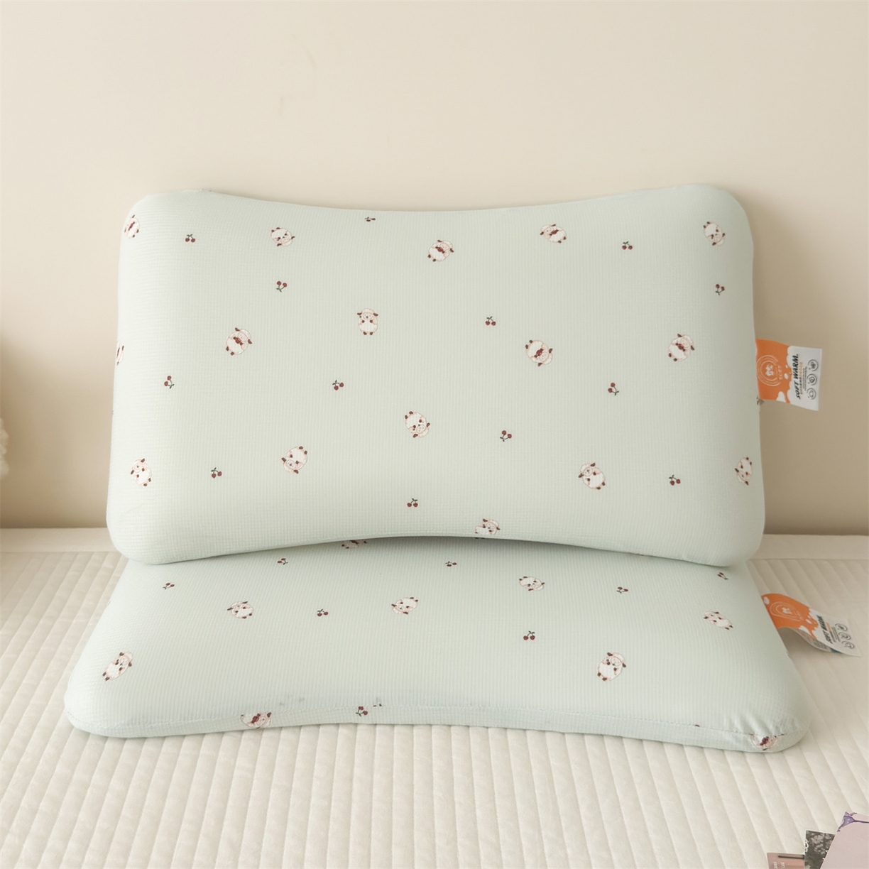91家纺网 家纺一手货源 找家纺 麦肯锡 2025新款可爱碎花儿童记忆枕-终版 咩咩樱桃