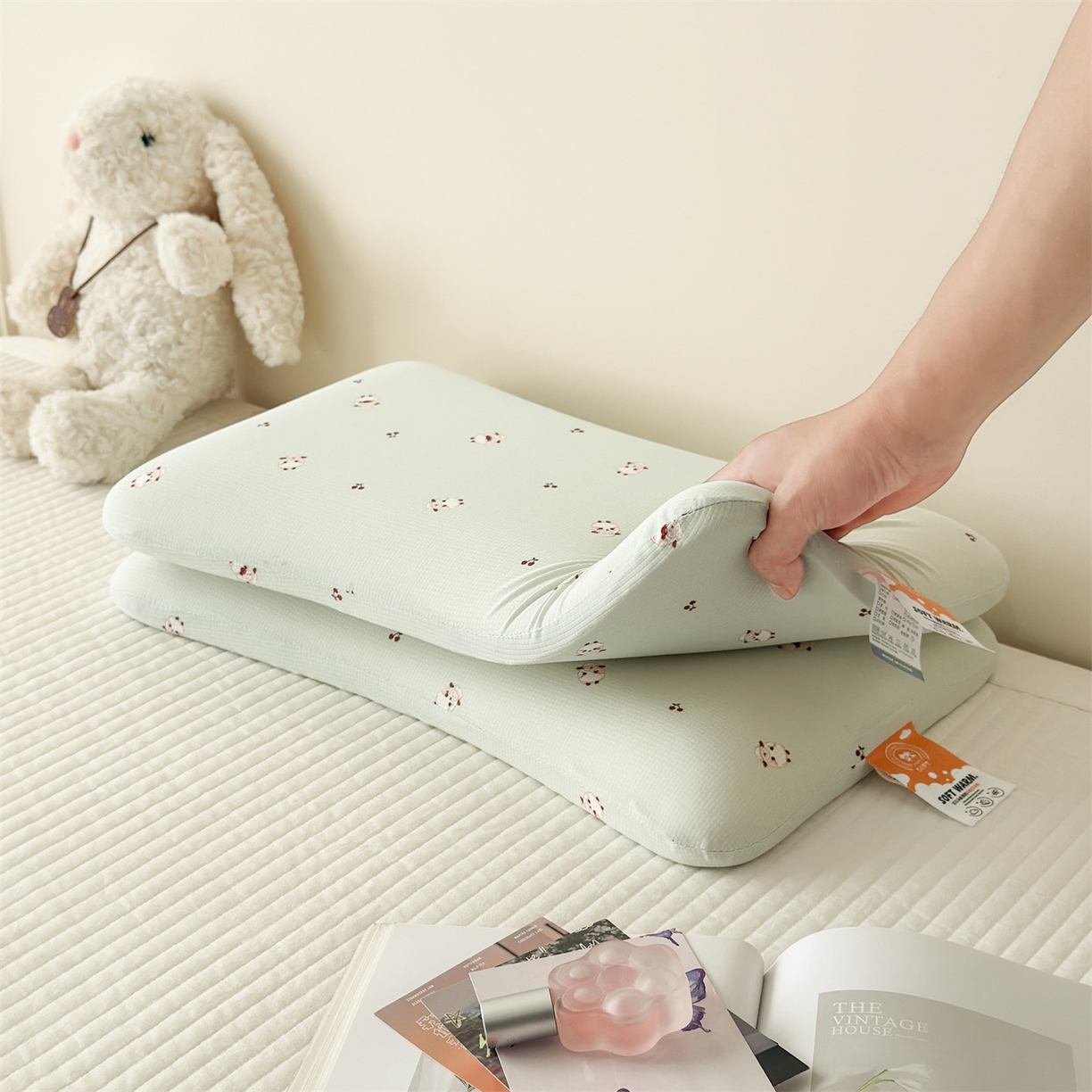 91家纺网 家纺一手货源 找家纺 麦肯锡 2025新款可爱碎花儿童记忆枕-终版 咩咩樱桃