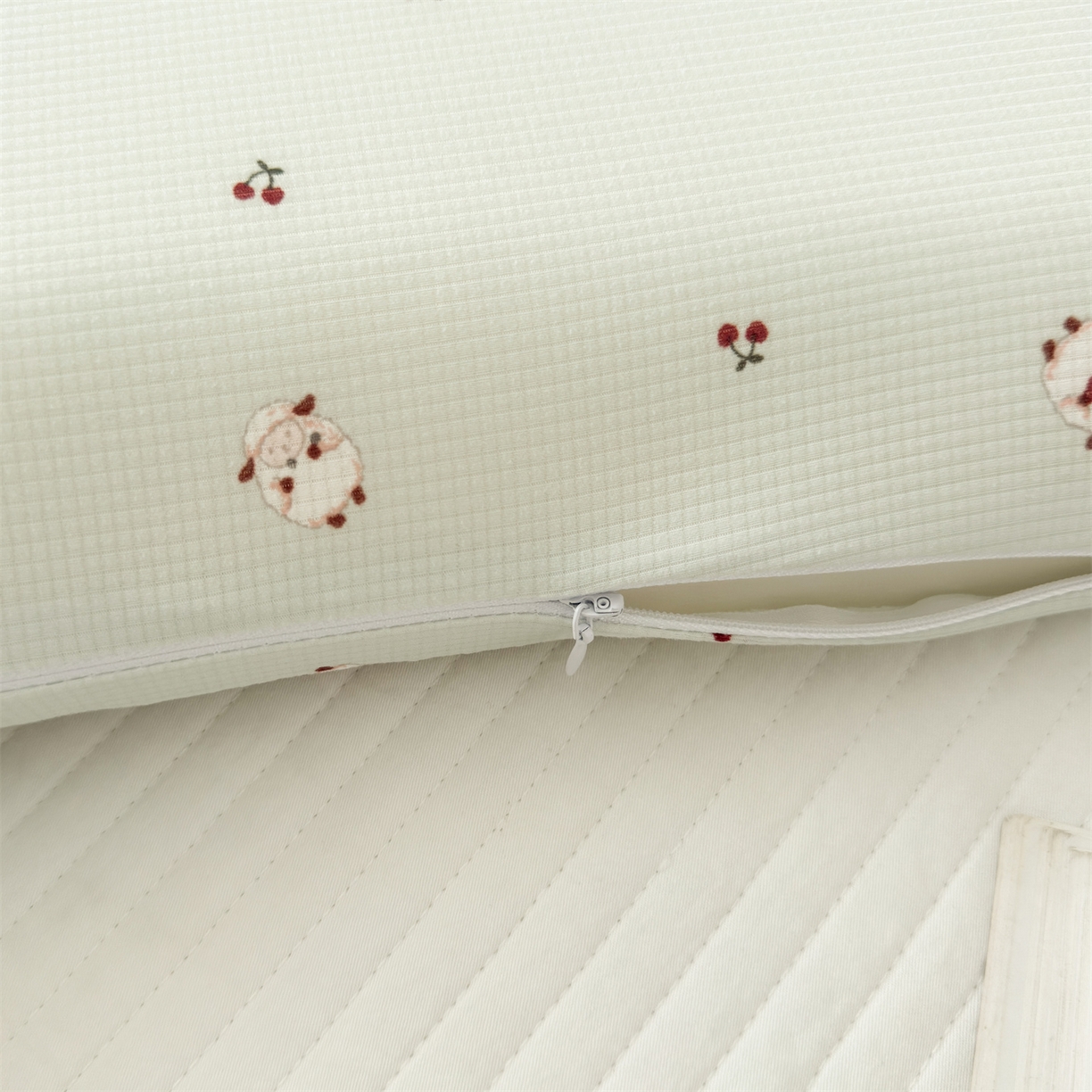 91家纺网 家纺一手货源 找家纺 麦肯锡 2025新款可爱碎花儿童记忆枕-终版 咩咩樱桃