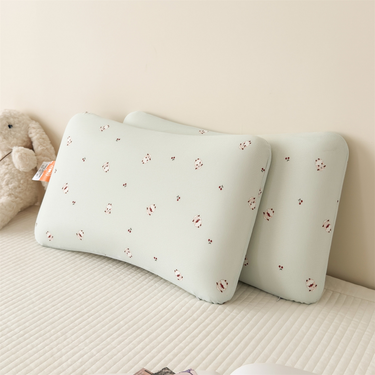 91家纺网 家纺一手货源 找家纺 麦肯锡 2025新款可爱碎花儿童记忆枕-终版 咩咩樱桃