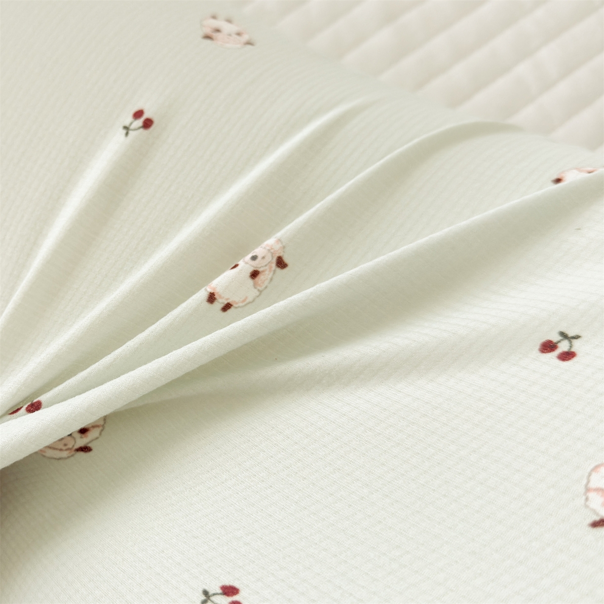 91家纺网 家纺一手货源 找家纺 麦肯锡 2025新款可爱碎花儿童记忆枕-终版 咩咩樱桃