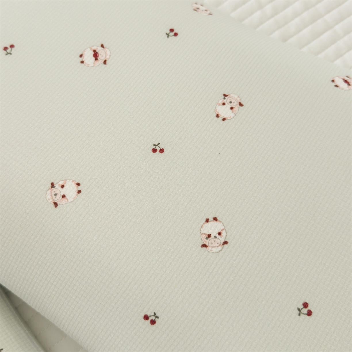 91家纺网 家纺一手货源 找家纺 麦肯锡 2025新款可爱碎花儿童记忆枕-终版 咩咩樱桃