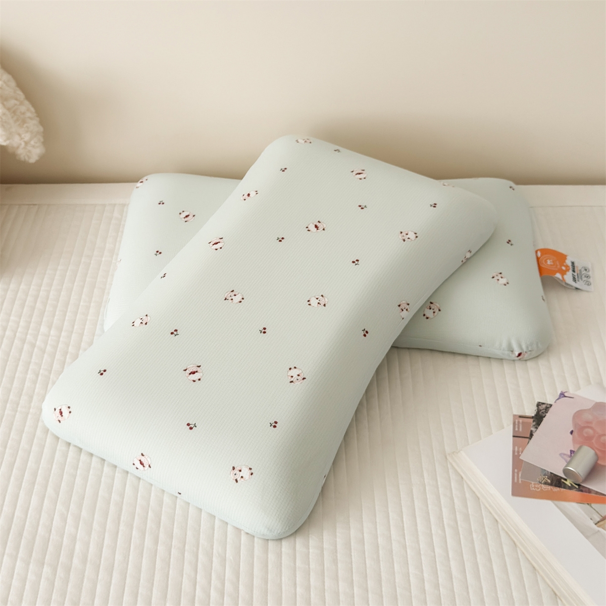 91家纺网 家纺一手货源 找家纺 麦肯锡 2025新款可爱碎花儿童记忆枕-终版 咩咩樱桃