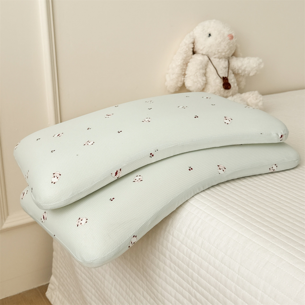 91家纺网 家纺一手货源 找家纺 麦肯锡 2025新款可爱碎花儿童记忆枕-终版 咩咩樱桃