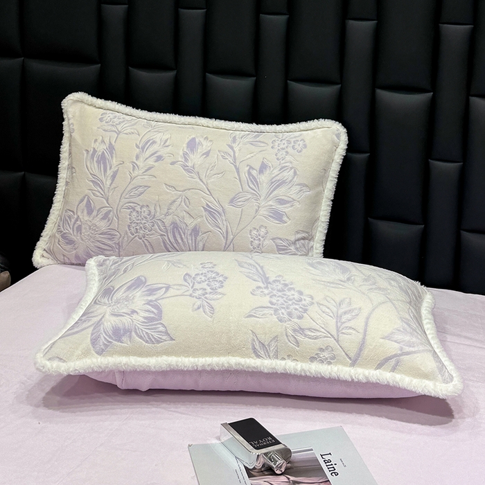 91家纺网 家纺一手货源 找家纺 ME/ERA HOME寐时代 2025新款牛奶绒8.5斤立体雕花兔毛绒包边四件套 花枝飞舞