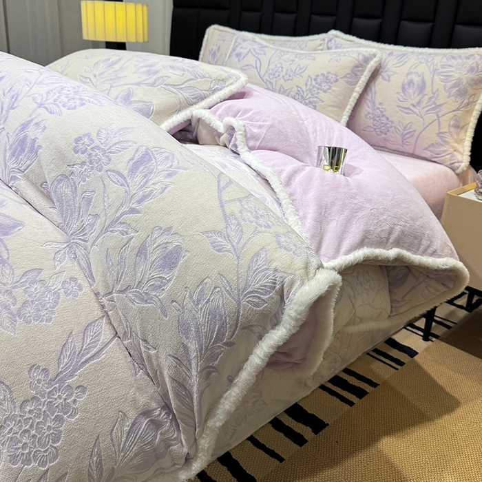 91家纺网 家纺一手货源 找家纺 ME/ERA HOME寐时代 2025新款牛奶绒8.5斤立体雕花兔毛绒包边四件套 花枝飞舞