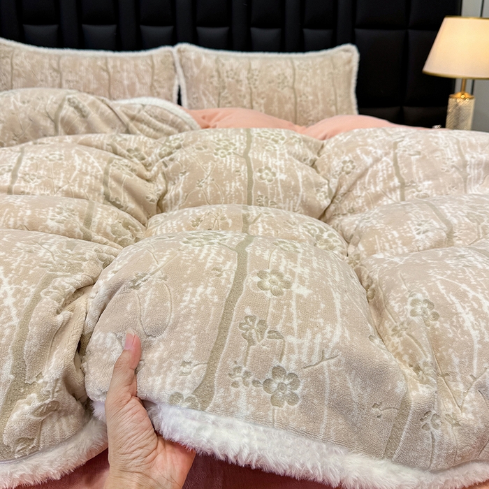 91家纺网 家纺一手货源 找家纺 ME/ERA HOME寐时代 2025新款牛奶绒8.5斤立体雕花兔毛绒包边四件套 画意枝头